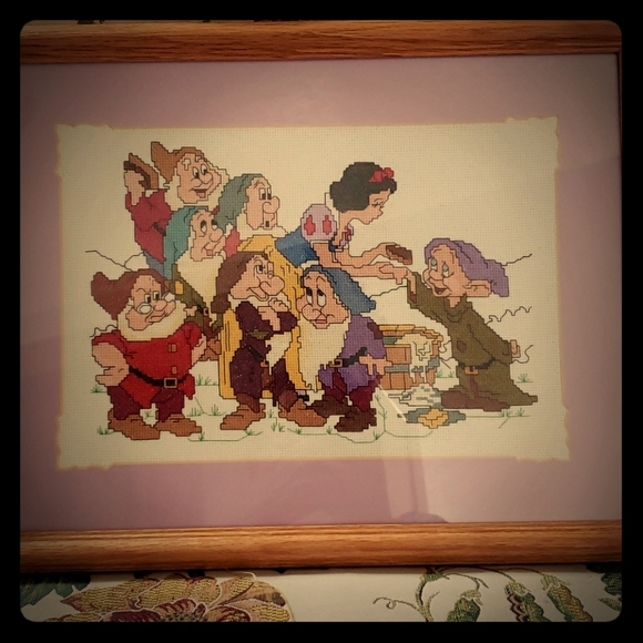 Snow white and the seven dorphs cross stitched - Picture 1 of 8